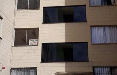 Imagem: O apartamento possui 2 Dormitórios, 1 Banheiro, 1 Vaga na garagem