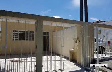 Imagem: A casa possui 3 Dormitórios, 1 Banheiro, 2 Vagas na garagem