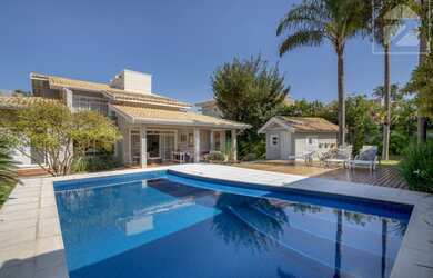 Imagem: A casa possui 4 Dormitórios, 5 Banheiros, 4 Vagas na garagem