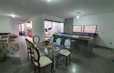 Imagem: A casa possui 3 Dormitórios, 2 Banheiros, 3 Vagas na garagem