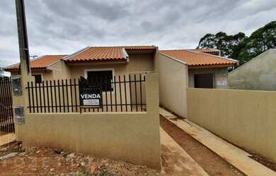 Imagem: A casa possui 2 Dormitórios, 1 Banheiro, 2 Vagas na garagem