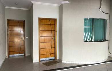 Imagem: A casa possui 3 Dormitórios, 1 Banheiro, 2 Vagas na garagem