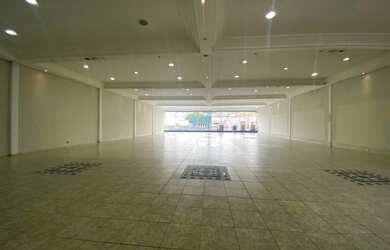 Imagem: O depósito possui 3 Vagas na garagem, 830m² de Área e está