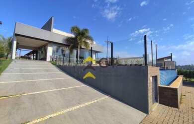 Imagem: A casa em condomínio possui 4 Dormitórios, 5 Banheiros e 350m²