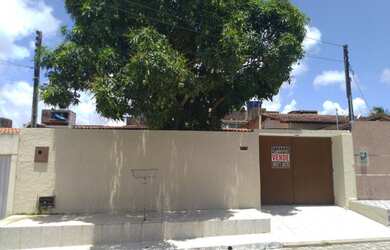 Imagem: A casa possui 3 Dormitórios, 3 Banheiros, 2 Vagas na garagem