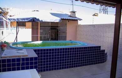 Imagem: A casa possui 3 Dormitórios, 2 Banheiros, 2 Vagas na garagem