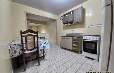 Imagem: A casa possui 3 Dormitórios, 2 Banheiros, 2 Vagas na garagem