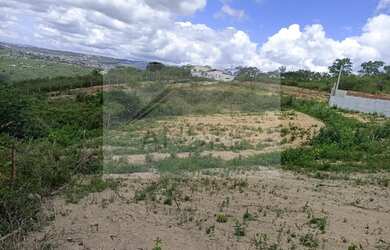 Imagem: O terreno possui 1.600m² de Área e está localizado em Gravatá