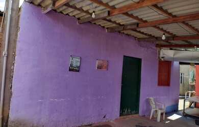 Imagem: A casa possui 5 Dormitórios, 4 Banheiros, 4 Vagas na garagem