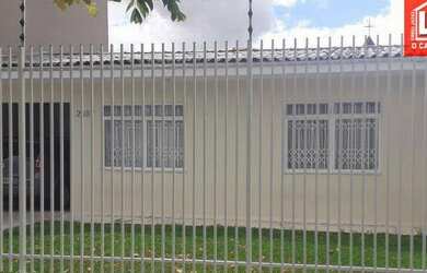 Imagem: A casa possui 3 Dormitórios, 2 Banheiros, 2 Vagas na garagem