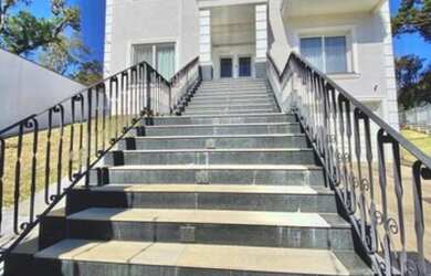 Imagem: A casa possui 3 Dormitórios, 3 Banheiros, 5 Vagas na garagem