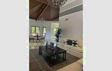 Imagem: A casa possui 4 Dormitórios, 5 Banheiros, 5 Vagas na garagem