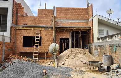 Imagem: A casa possui 4 Dormitórios, 5 Banheiros, 1 Vaga na garagem