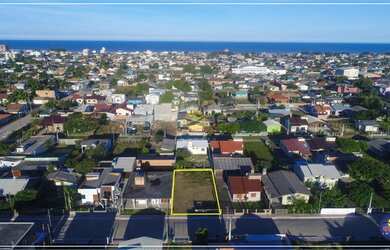 Imagem: O terreno possui 300m² de Área e está localizado em Balneário