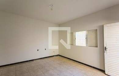 Imagem: A casa possui 2 Dormitórios, 1 Banheiro, 2 Vagas na garagem