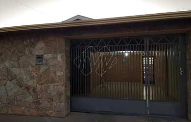 Imagem: A casa possui 4 Dormitórios, 3 Banheiros, 3 Vagas na garagem