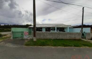 Imagem: A casa possui 3 Dormitórios, 1 Banheiro, 2 Vagas na garagem