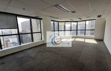 Imagem: O depósito possui 5 Vagas na garagem e 395m² de Área e está