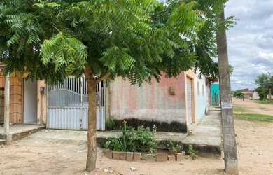 Imagem: A casa possui 2 Dormitórios, 1 Banheiro, 1 Vaga na garagem