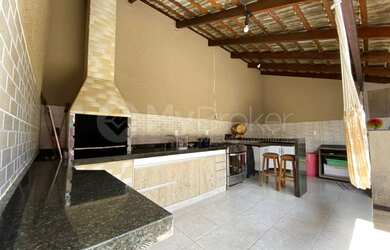 Imagem: A casa possui 3 Dormitórios, 2 Banheiros, 3 Vagas na garagem