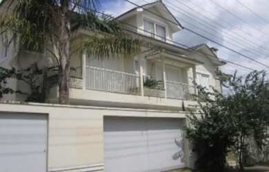 Imagem: A casa possui 4 Dormitórios, 4 Banheiros, 3 Vagas na garagem