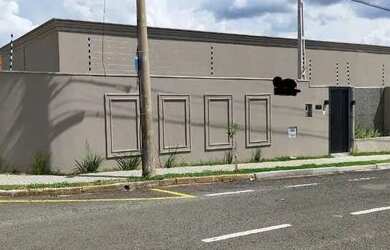 Imagem: A casa possui 4 Dormitórios, 4 Banheiros, 2 Vagas na garagem