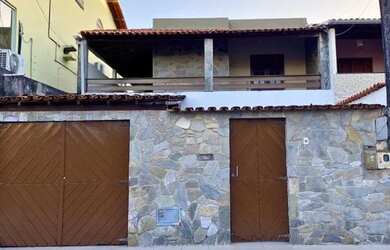 Imagem: A casa possui 3 Dormitórios, 2 Banheiros, 2 Vagas na garagem