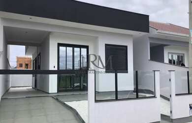 Imagem: A casa possui 3 Dormitórios, 2 Banheiros, 4 Vagas na garagem