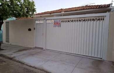 Imagem: A casa possui 3 Dormitórios, 3 Banheiros, 2 Vagas na garagem