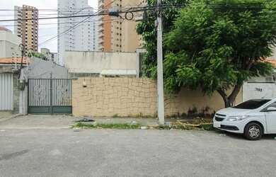 Imagem: A casa possui 3 Dormitórios, 2 Banheiros e 320m² de Área