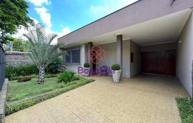 Imagem: A casa possui 3 Dormitórios, 2 Banheiros, 4 Vagas na garagem