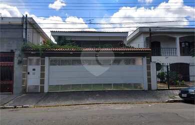 Imagem: A casa possui 4 Dormitórios, 4 Banheiros, 5 Vagas na garagem