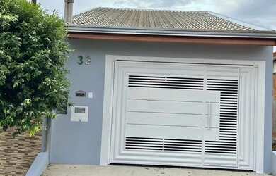 Imagem: A casa possui 3 Dormitórios, 2 Banheiros, 2 Vagas na garagem