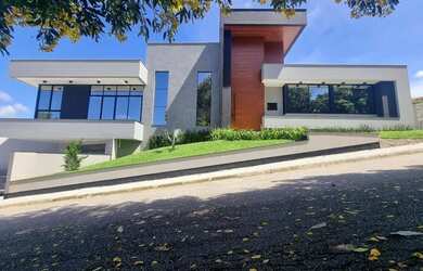 Imagem: A casa possui 3 Dormitórios, 3 Banheiros, 4 Vagas na garagem