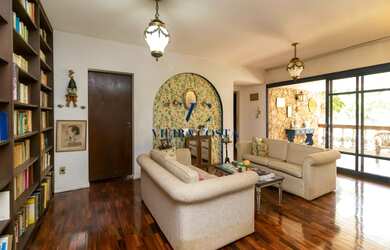 Imagem: A casa possui 5 Dormitórios, 5 Banheiros, 5 Vagas na garagem