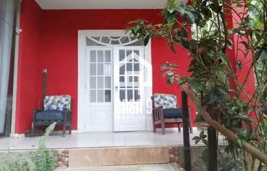 Imagem: A casa possui 3 Dormitórios, 3 Banheiros, 5 Vagas na garagem