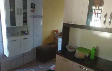 Imagem: A casa possui 2 Dormitórios, 1 Banheiro, 1 Vaga na garagem