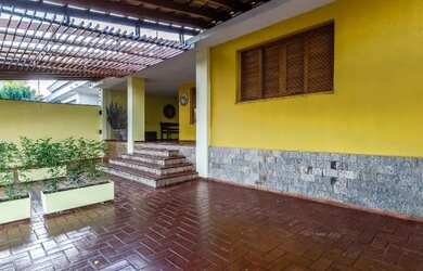 Imagem: A casa possui 4 Dormitórios, 3 Banheiros, 3 Vagas na garagem