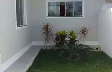 Imagem: A casa possui 3 Dormitórios, 2 Banheiros, 2 Vagas na garagem