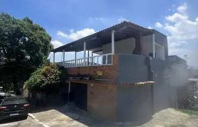 Imagem: A casa possui 3 Dormitórios, 4 Banheiros, 2 Vagas na garagem