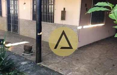 Imagem: A casa possui 3 Dormitórios, 2 Banheiros, 3 Vagas na garagem