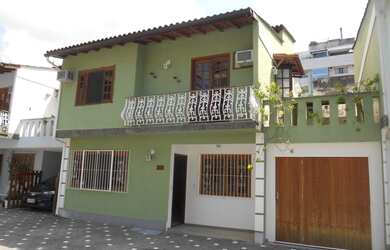 Imagem: A casa em condomínio possui 3 Dormitórios, 3 Banheiros, 3