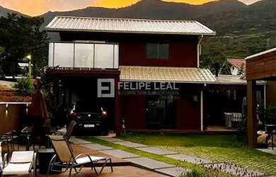 Imagem: A casa possui 3 Dormitórios, 3 Banheiros, 2 Vagas na garagem