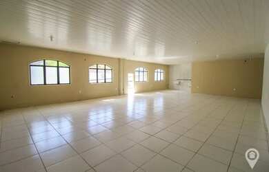 Imagem: O depósito possui 5 Vagas na garagem, 130m² de Área e está