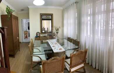 Imagem: A casa possui 4 Dormitórios, 3 Banheiros, 1 Vaga na garagem