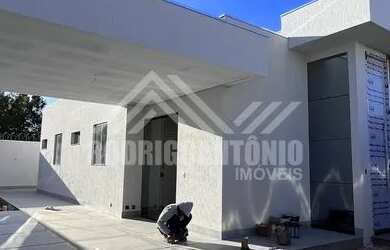 Imagem: A casa possui 3 Dormitórios, 2 Banheiros, 2 Vagas na garagem