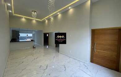 Imagem: A casa possui 3 Dormitórios, 2 Banheiros, 2 Vagas na garagem