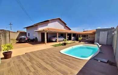 Imagem: A casa possui 3 Dormitórios, 2 Banheiros, 1 Vaga na garagem