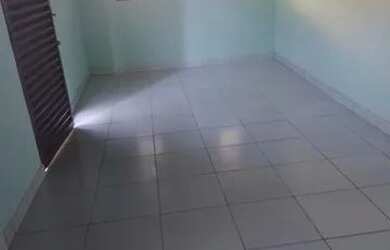 Imagem: A casa possui 2 Dormitórios e 1 Banheiro e está localizado