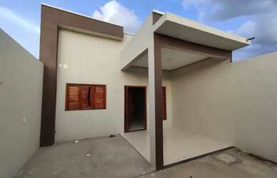 Imagem: A casa possui 2 Dormitórios, 2 Banheiros, 2 Vagas na garagem